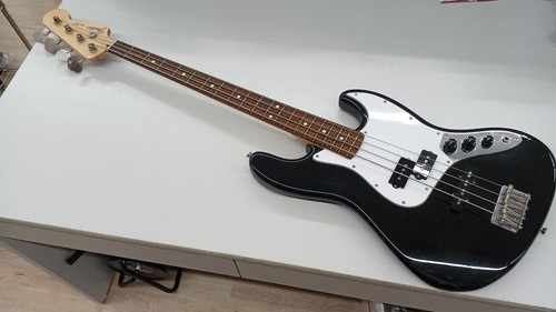 Guitare basse électrique